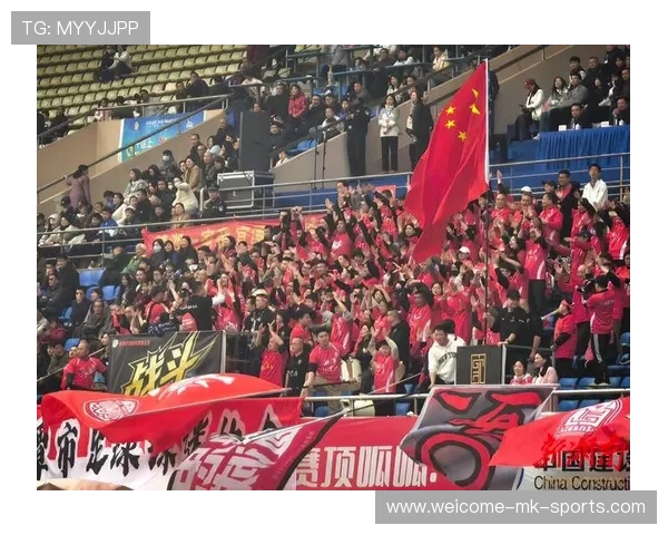 球迷自发组织庆祝活动，城市氛围热烈，自发组织的足球赛